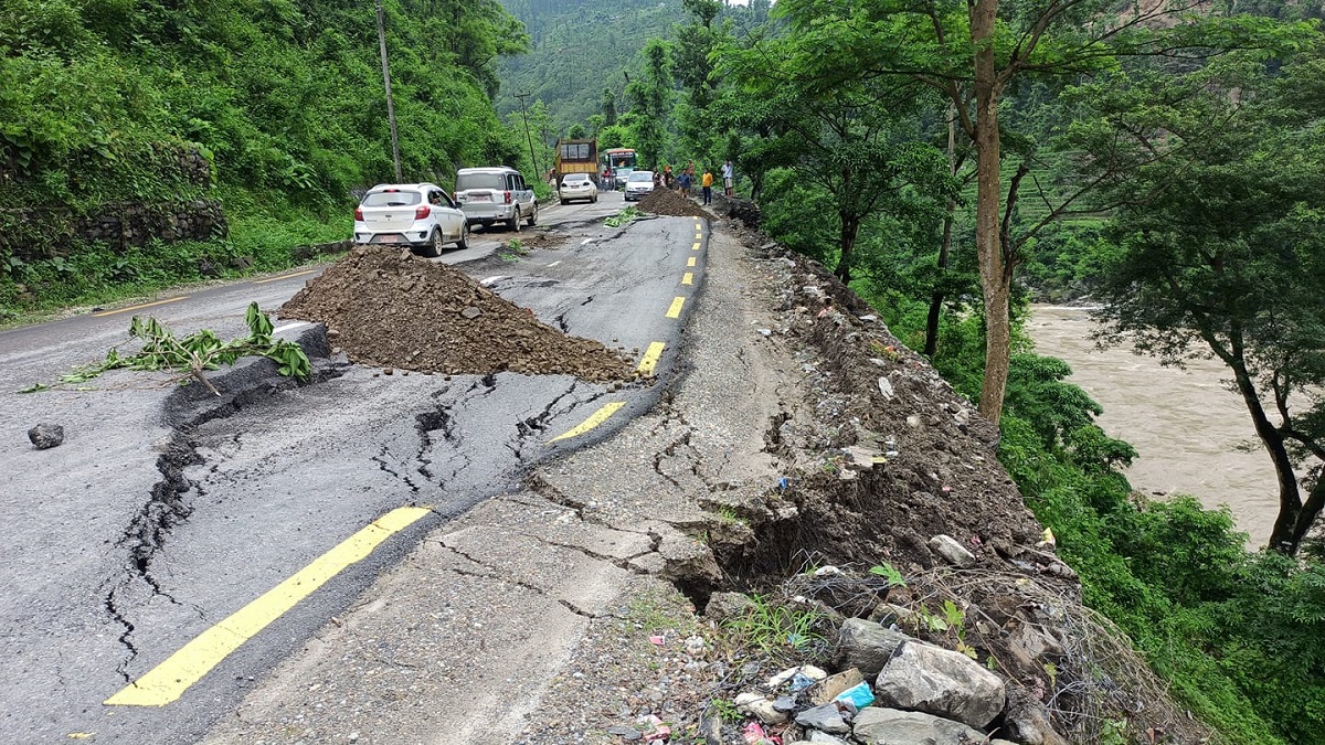 फिस्लिङमा भासिएको सडक। तस्बिर स्रोत: दानबहादुर गुरूङ।